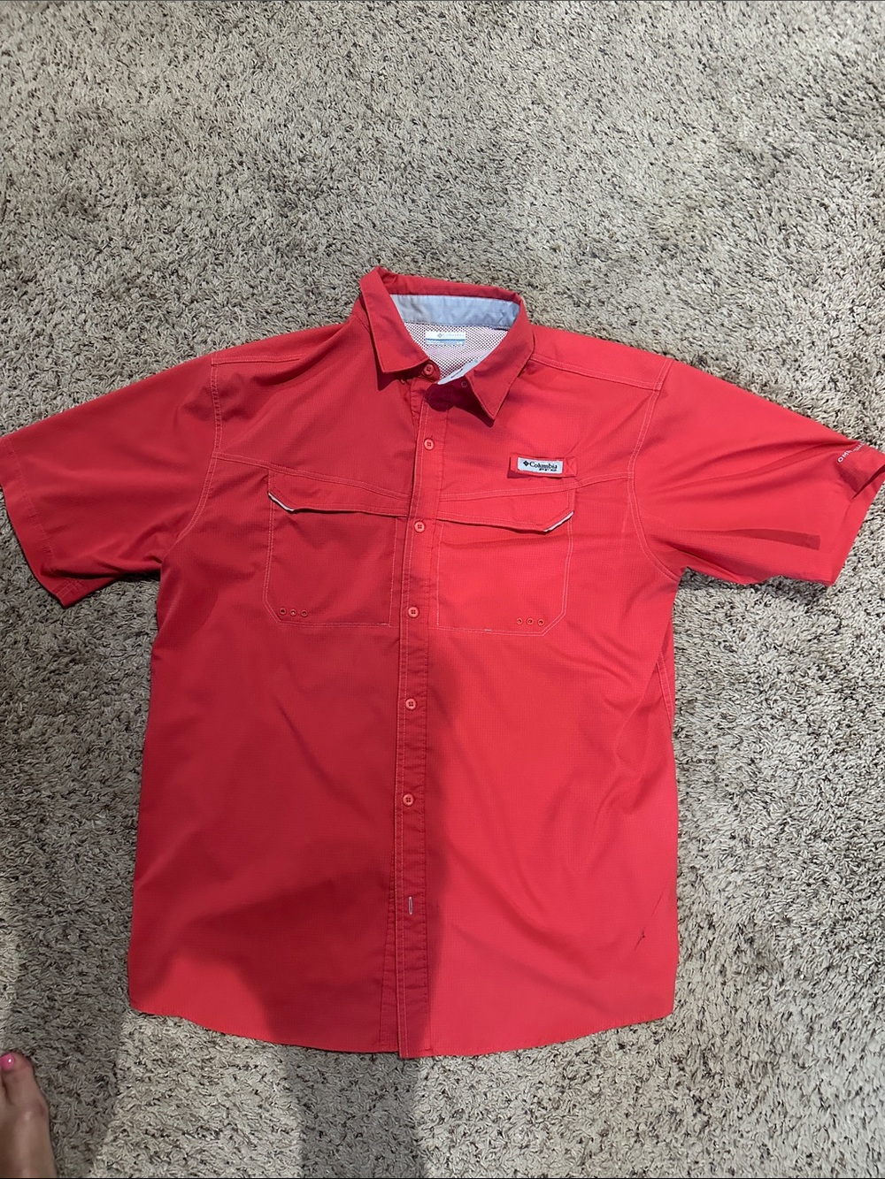 Columbia Men’s Short-Sleeve PFG Omni shade Button-Down Shirt in coral